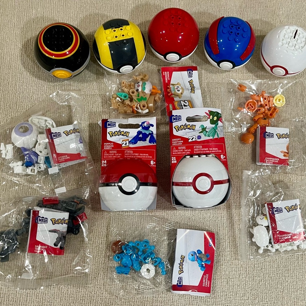 Pokemon Playset Poké Ball Figures Assortment - Red Blue Black Yellow White
